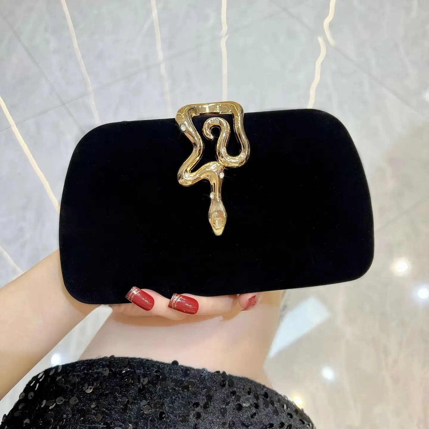 Nouvelle pochette en velours pour femmes, élégante sacoche bandoulière avec boucle en forme de serpent et décoration en strass, sac à main de soirée de luxe