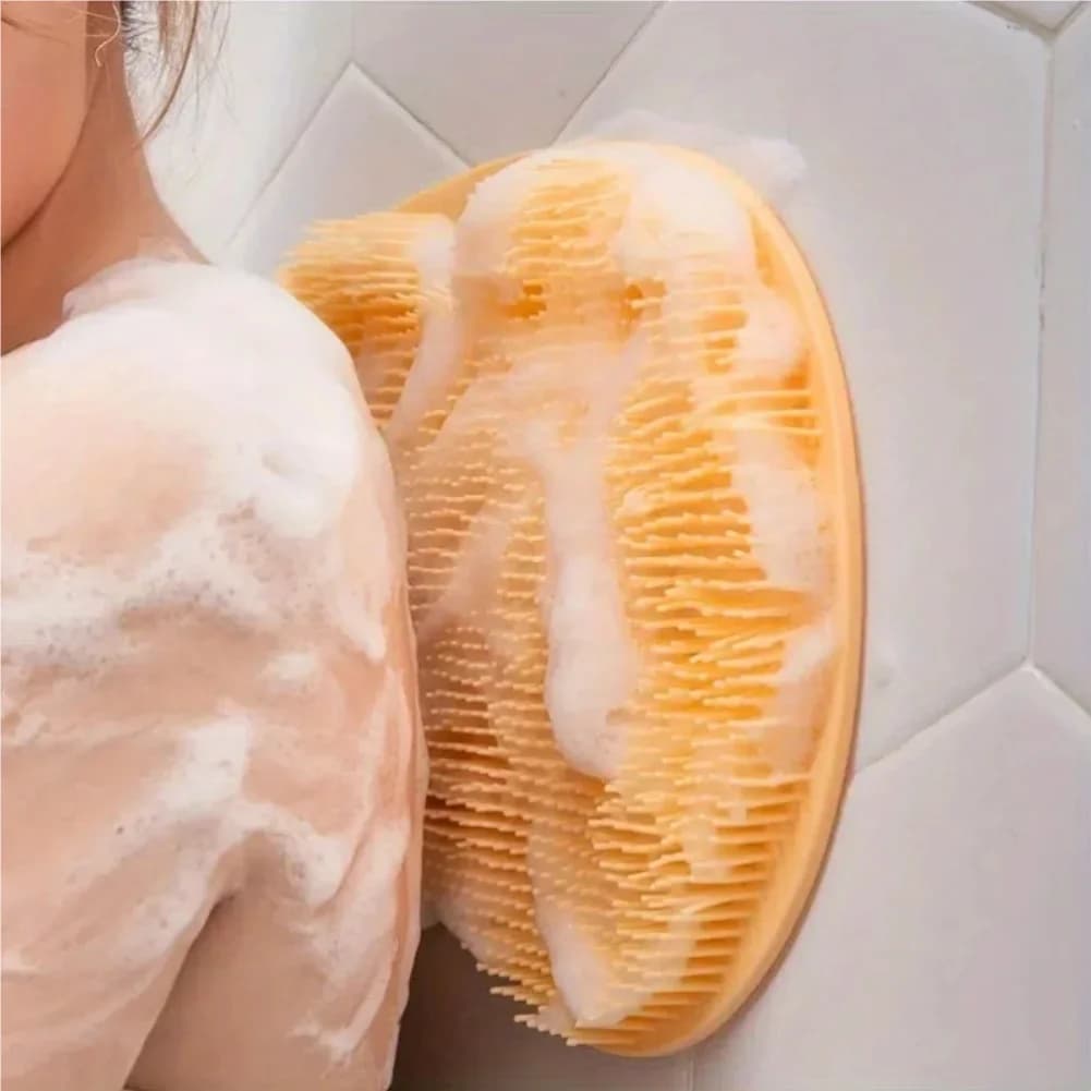 Lavez la brosse pour les pieds