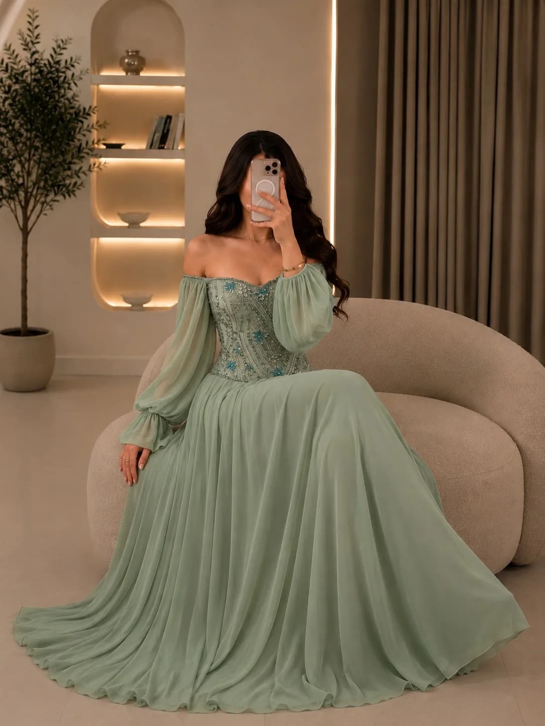 Robe de demoiselle d'honneur pour mariage au jardin à Dubaï, style henné | Robe en mousseline de soie vert sauge, épaules dénudées, manches longues bouffantes, ornée de cristaux bleus cousus main