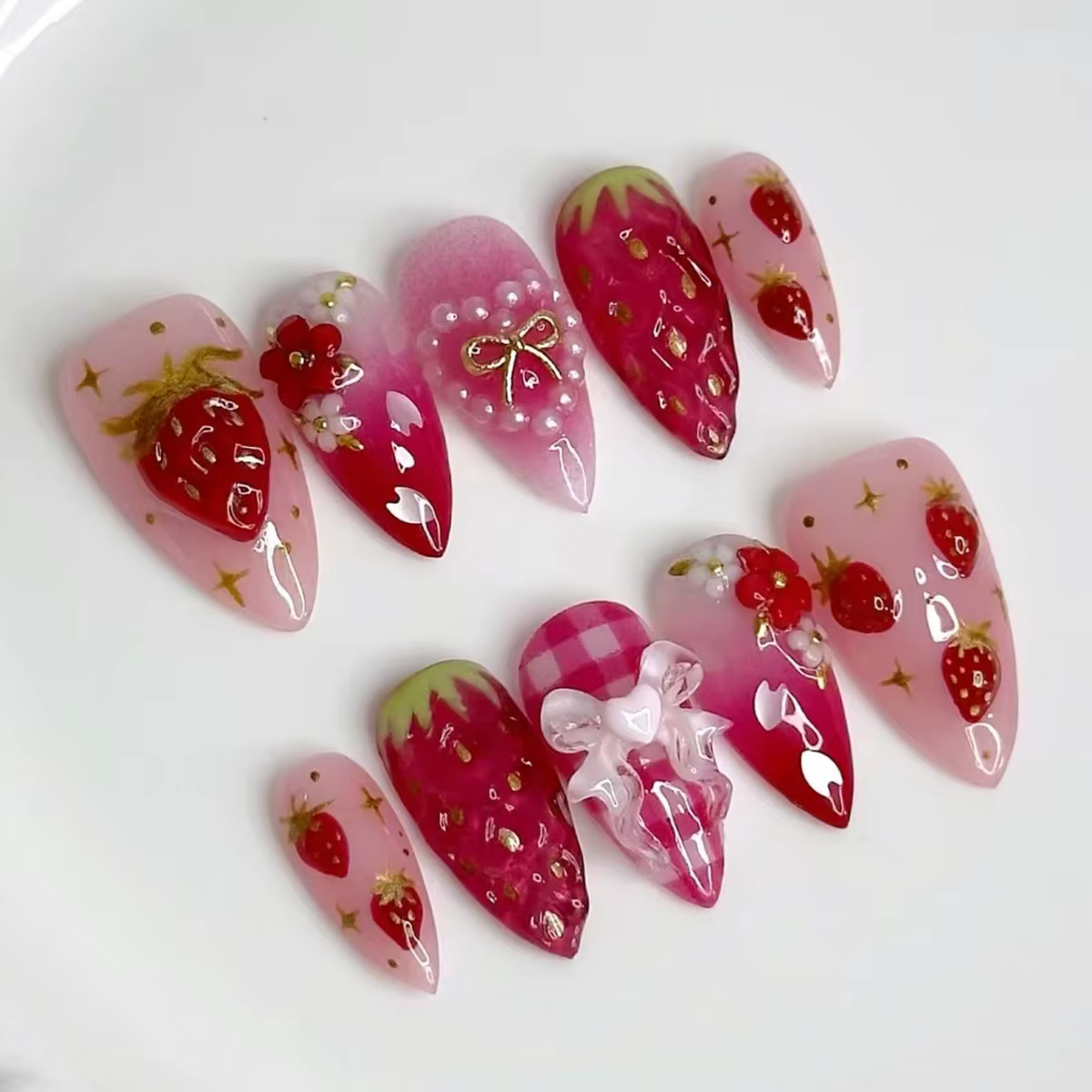 24 faux ongles à presser, motif nœud fraise, courts, en amande, rouge, avec perles et étoiles, pour