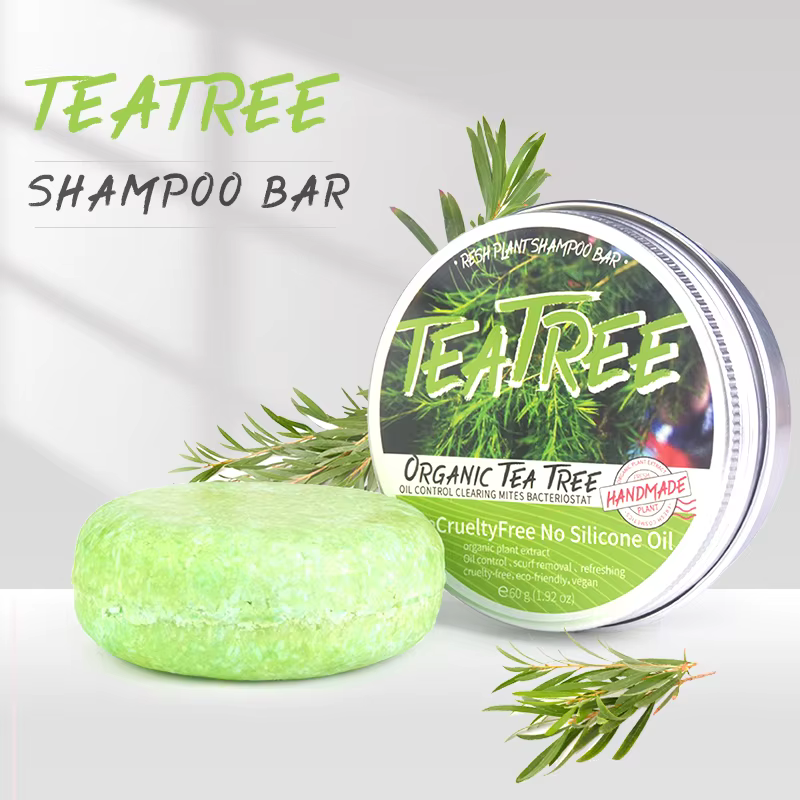 Le shampooing végétal à l'huile essentielle d'arbre à thé est rafraîchissant, contrôlant l'huile, ré