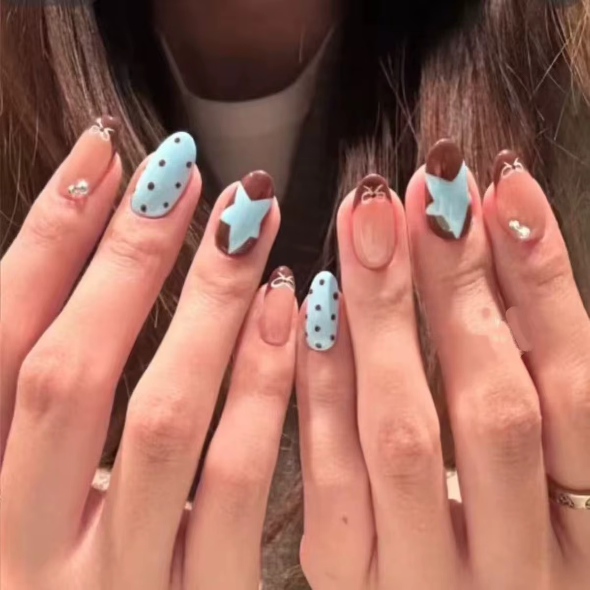 Faux ongles ovales courts et bleus, 10 pièces, rétro, dessinés à la main, marron, nœud à pois, press