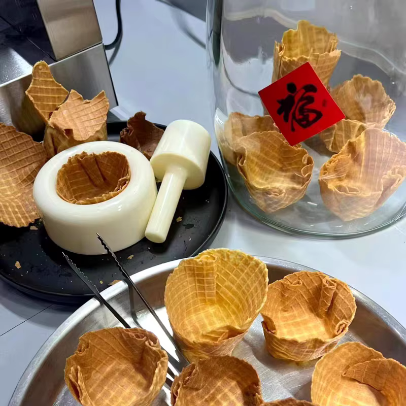 Outil manuel de moulage de cornet de crème glacée