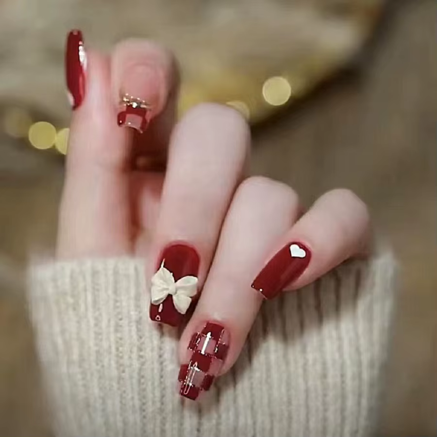 24 pièces/1 boîte faux ongles en damier en poudre d'or avec nœud rouge