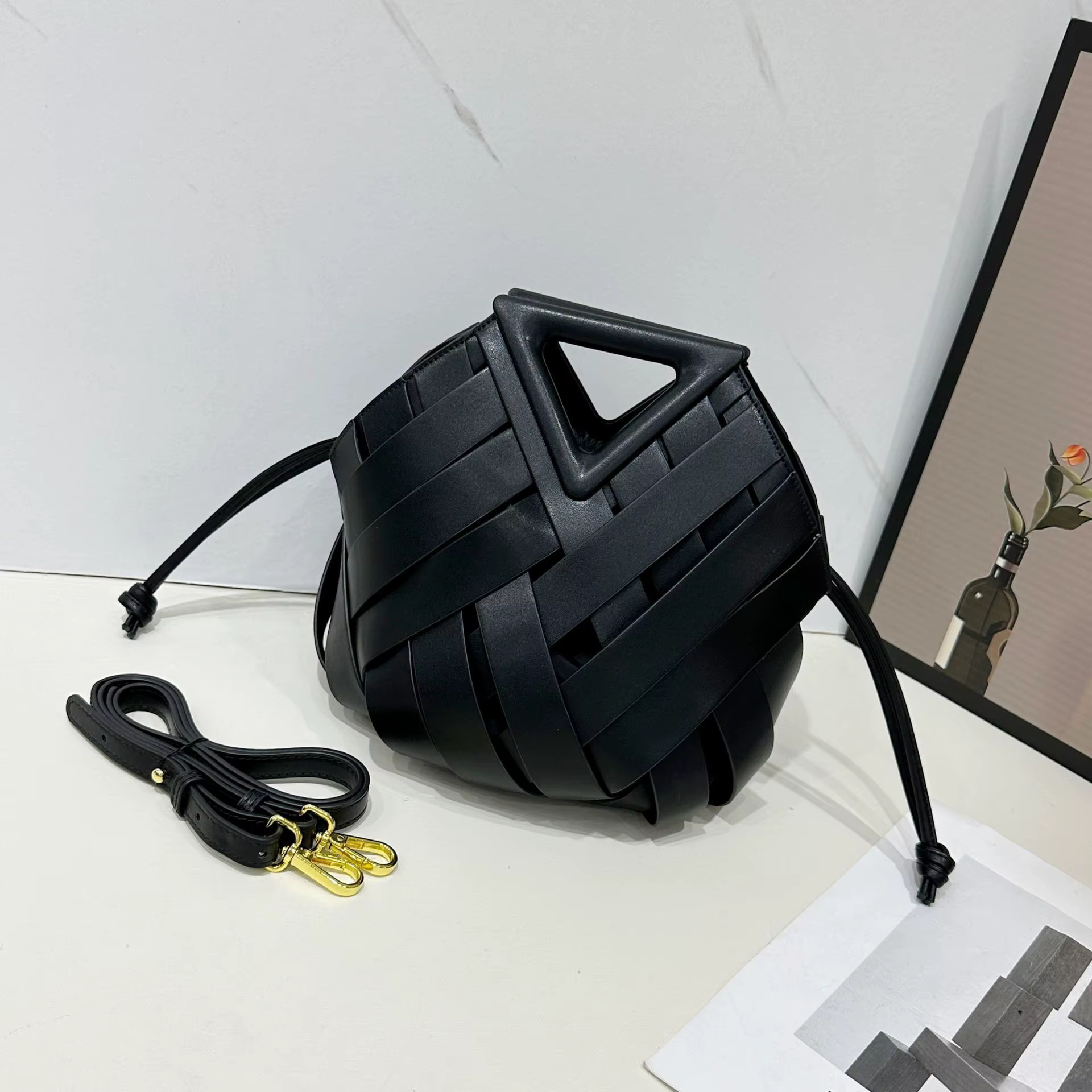 Sac à main artisanal ajouré pour femme, sac seau triangulaire tissé à la main, élégant et polyvalent