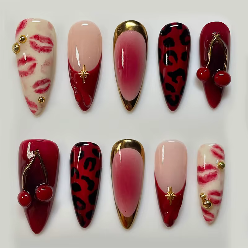 24 faux ongles à presser, motif nœud fraise, courts, en amande, rouge, avec perles et étoiles, pour