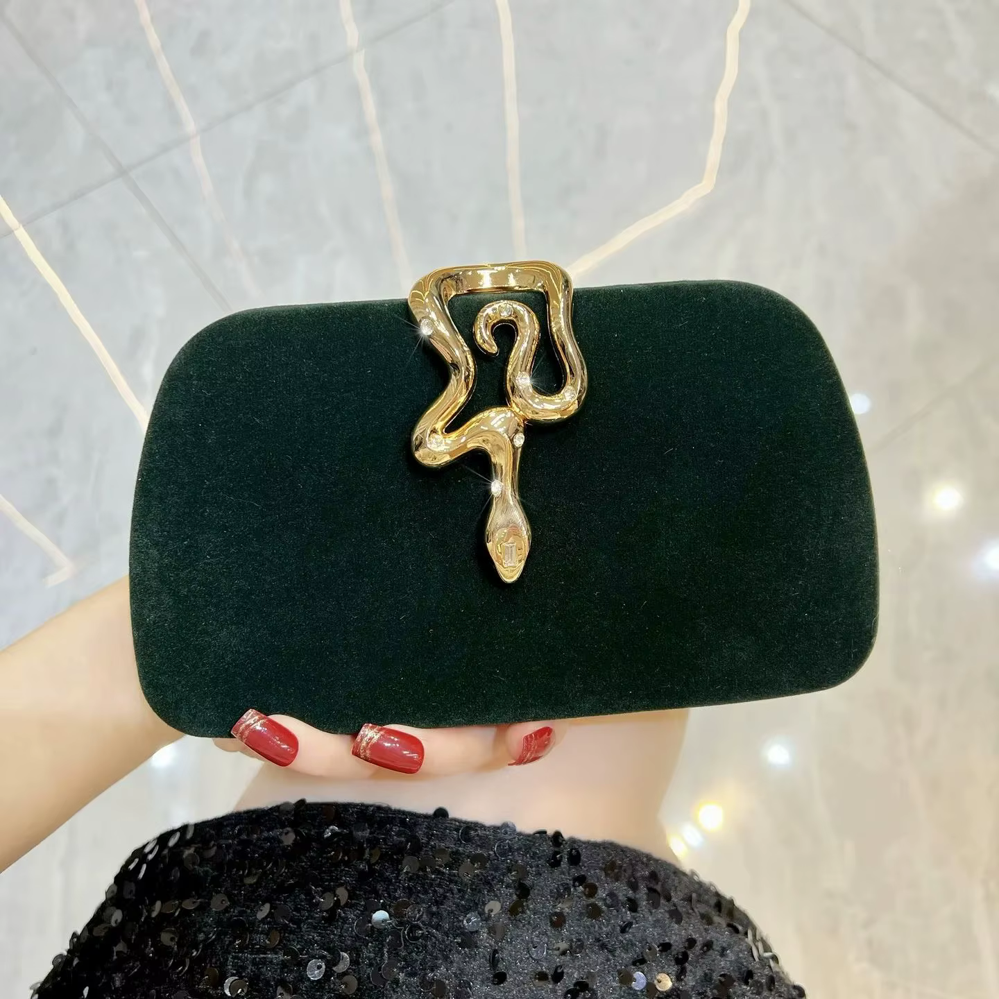 Nouvelle pochette en velours pour femmes, élégante sacoche bandoulière avec boucle en forme de serpe