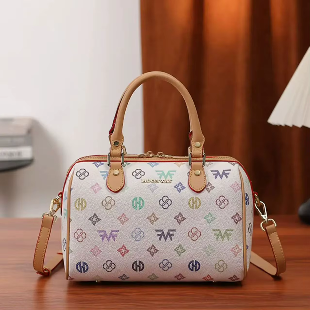Sac à main cylindrique Boston de taille moyenne pour femme, avec un imprimé monogramme multicolore s