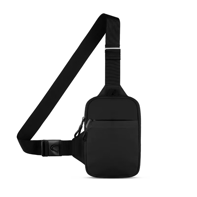 Un mini sac à bandoulière élégant pour hommes, conçu en tissu nylon, doté d'un panneau arrière à mot