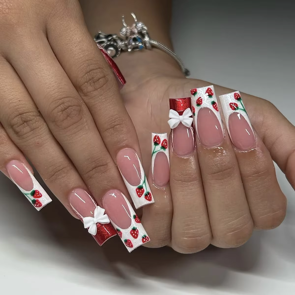 Faux ongles français longs en forme de cercueil, avec nœud de colle, bâton de diamant sur presse sur