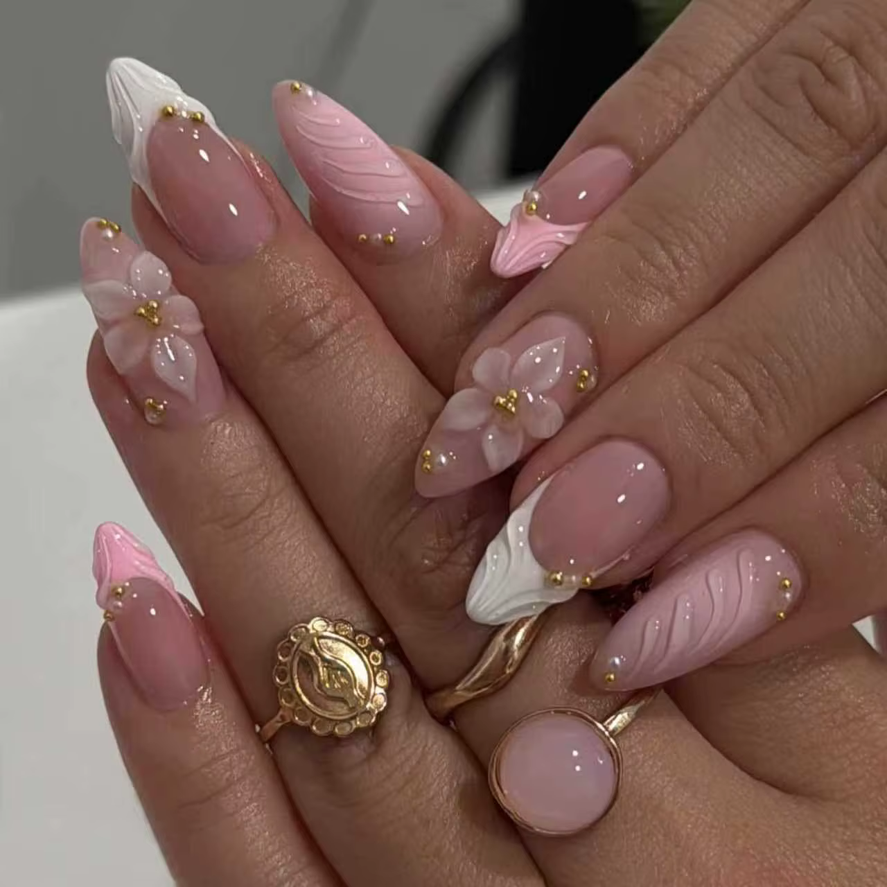 24 faux ongles roses en amande à presser, couvrance totale, motif floral sculpté, ondulations 3D, st
