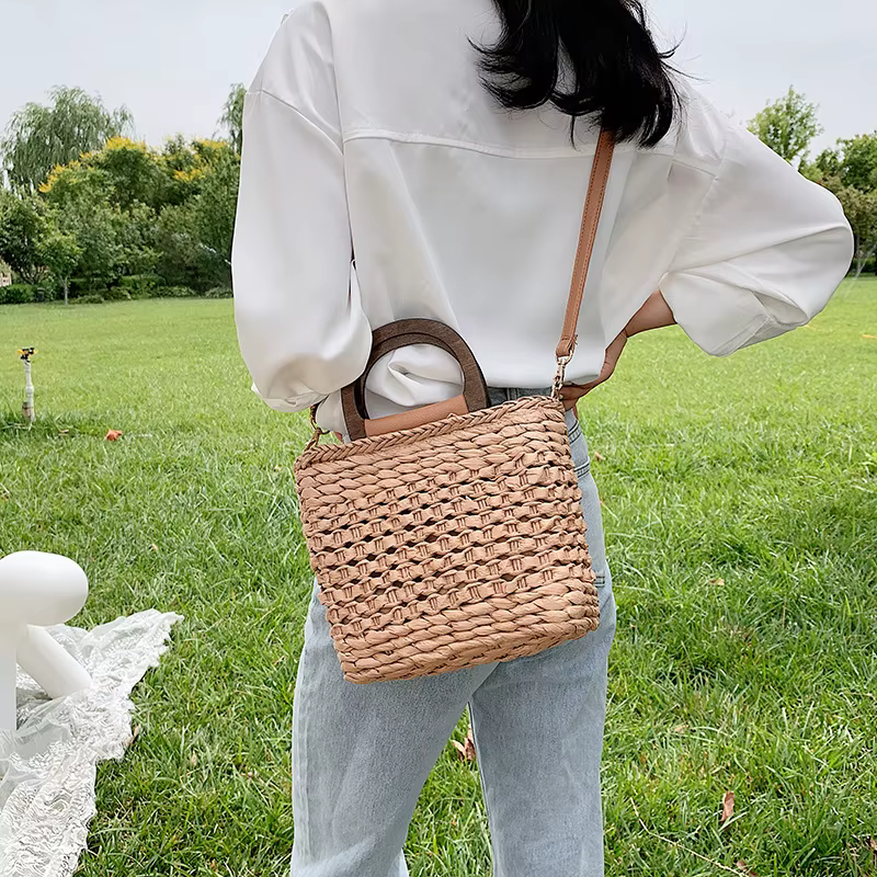 Sac à main en rotin tissé pour femmes, panier en paille, poignée en bois initiée, sacs à bandoulière décontractés de styliste, sac de voyage d'été, sacs de plage féminins