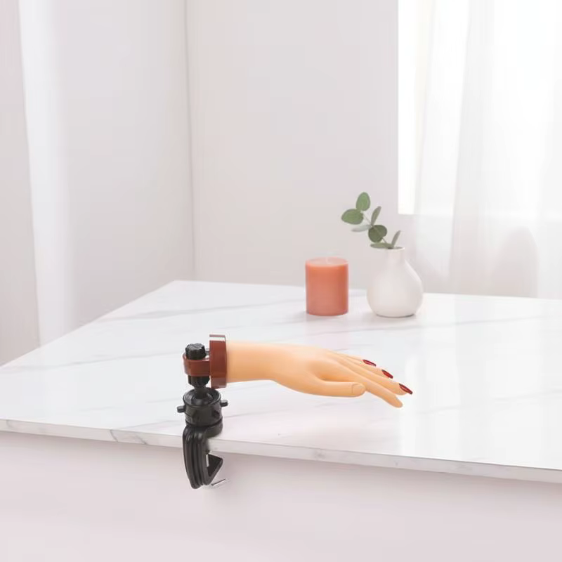 Main de mannequin pour la pratique des ongles avec support de bureau réglable