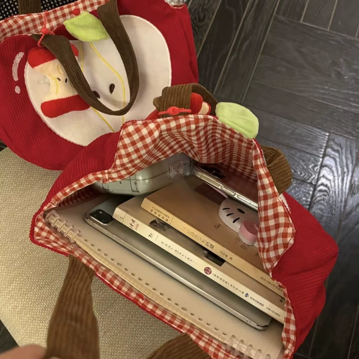 Sac à main pomme rouge créatif et mignon en velours côtelé, sac à bandoulière élégant en toile pour les sorties avec pendentif pomme, sac à bandoulière décontracté et polyvalent