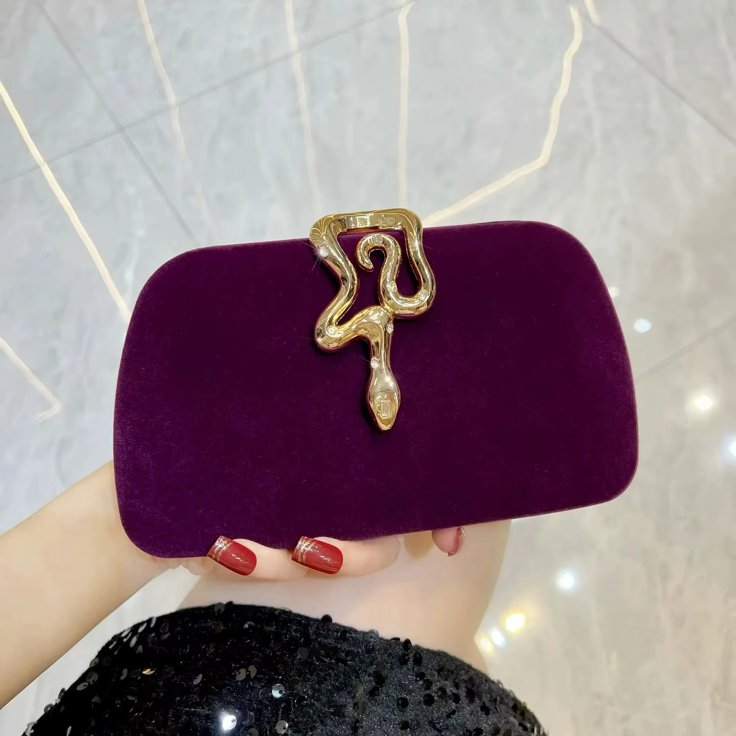 Nouvelle pochette en velours pour femmes, élégante sacoche bandoulière avec boucle en forme de serpent et décoration en strass, sac à main de soirée de luxe