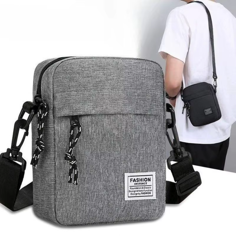 Sac pour homme, disponible en version à porter à l'épaule ou en bandoulière, adapté à un usage quotidien pendant l'école. Fabriqué en nylon