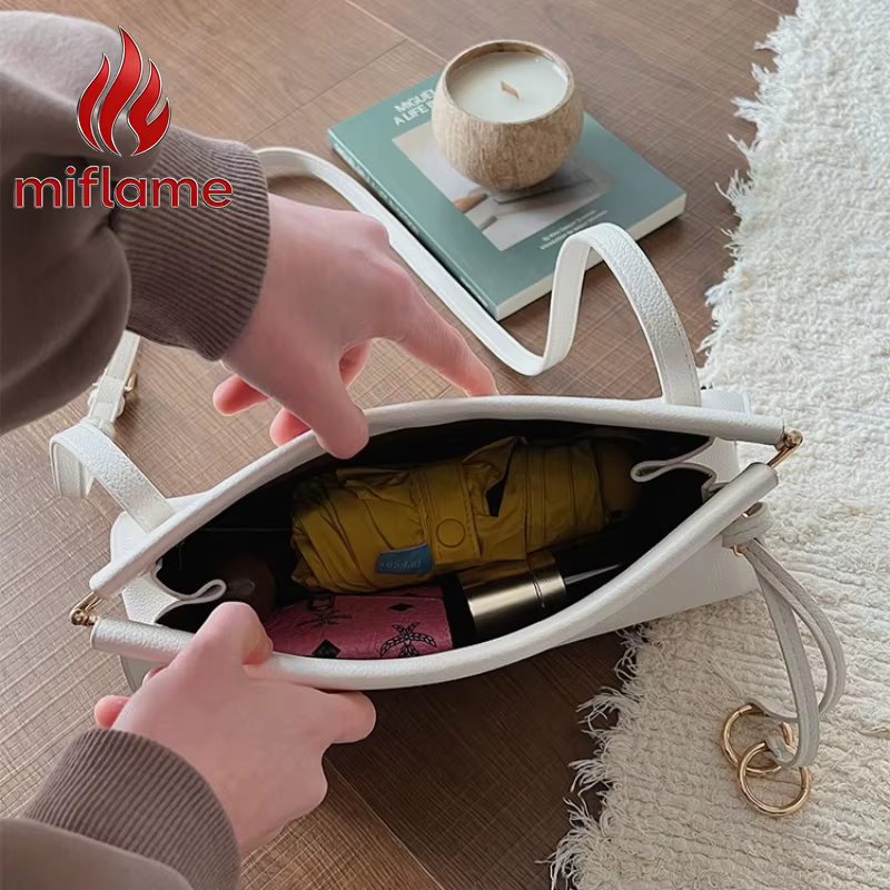 Sac à bandoulière en cuir vintage avec silhouette structurée, élégant et léger, idéal pour le travail, les trajets quotidiens