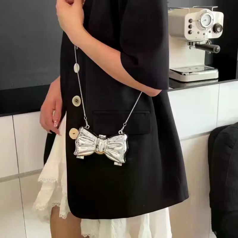 Sac à main mini de luxe en métal avec fermoir nœud, design nœud en acrylique ludique et chaîne scintillante de style européen, sac bandoulière