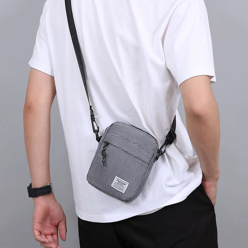 Sac pour homme, disponible en version à porter à l'épaule ou en bandoulière, adapté à un usage quotidien pendant l'école. Fabriqué en nylon