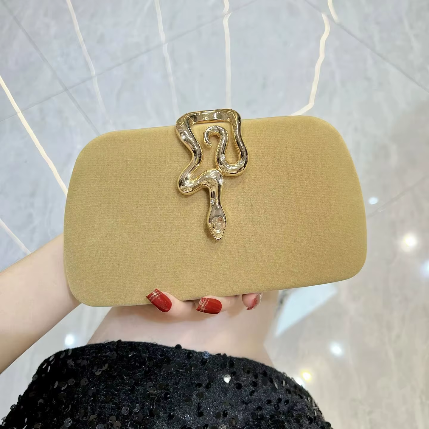 Nouvelle pochette en velours pour femmes, élégante sacoche bandoulière avec boucle en forme de serpent et décoration en strass, sac à main de soirée de luxe