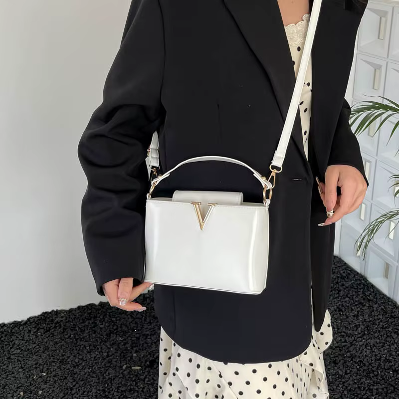 Sac à main tendance en forme de V, petit sac seau, sac bandoulière élégant, style minimaliste urbain, en cuir PU