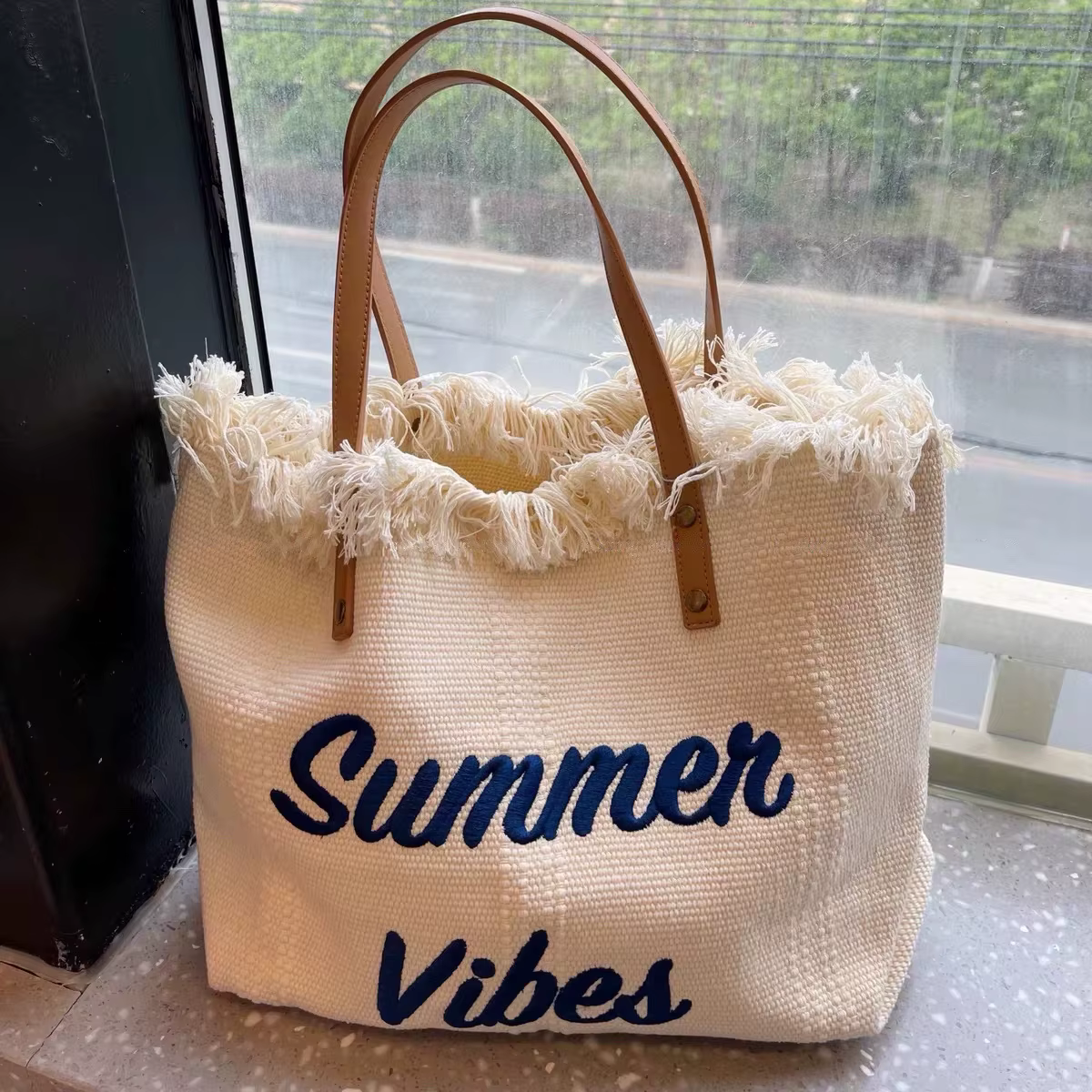 Sac à main femme design simple, sac de voyage de niche, sac de plage fourre-tout, sac à bandoulière grande capacité avec broderie lettre et pompon, tendance 2022