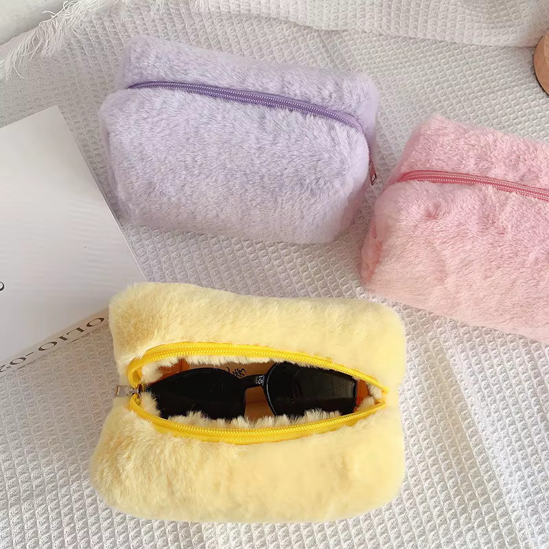 Sacs de maquillage en fourrure pour femmes, sac à cosmétiques de voyage souple, étui de rangement pour jeunes filles, trousse de maquillage nécessaire, sacs à main solides 1 pièce