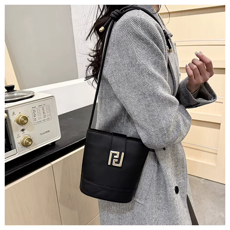 Sac Seau Chic et Tendance, Sac à Bandoulière Unique, Petit Design Original, Hiver 2025, Sac Croisé, Sensation Élégante, Minimalisme Urbain