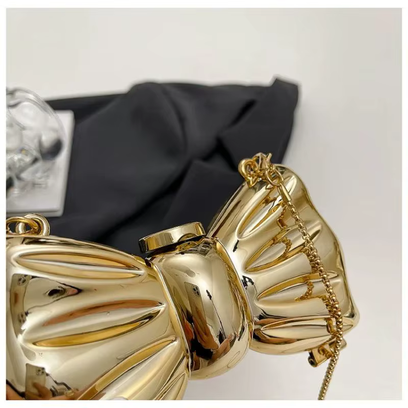 Sac à main mini de luxe en métal avec fermoir nœud, design nœud en acrylique ludique et chaîne scintillante de style européen, sac bandoulière