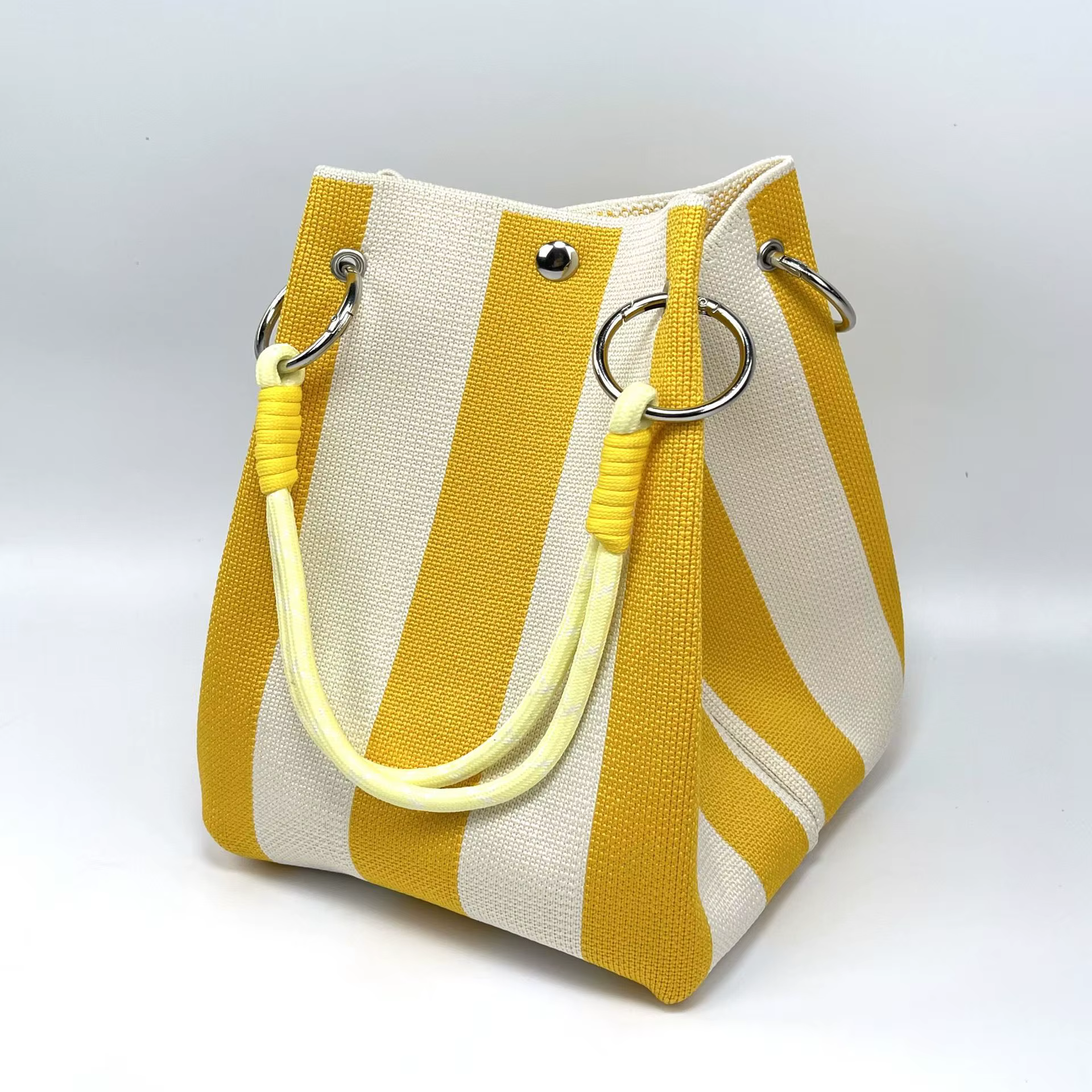 Sac de pêche au crochet de style bohème fait main, sac fourre-tout léger avec poignée en corde, confectionné avec une technique de tricotage doux et tissé