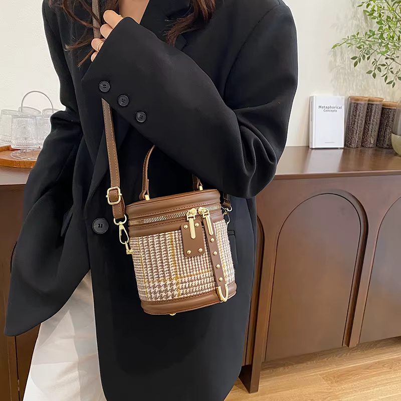 Sac à main de luxe en laine d'agneau pour femmes, petit fourre-tout d'hiver en peluche douce et moelleuse, Mini seau polyvalent de styliste, nouvelle collection 2025