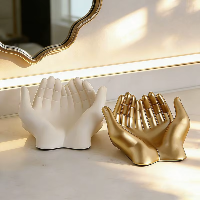 Ornement de bijouterie portatif de couleur crème, un article de rangement et de décoration haut de gamme pour la maison, la chambre, la table de maquillage ou le bureau