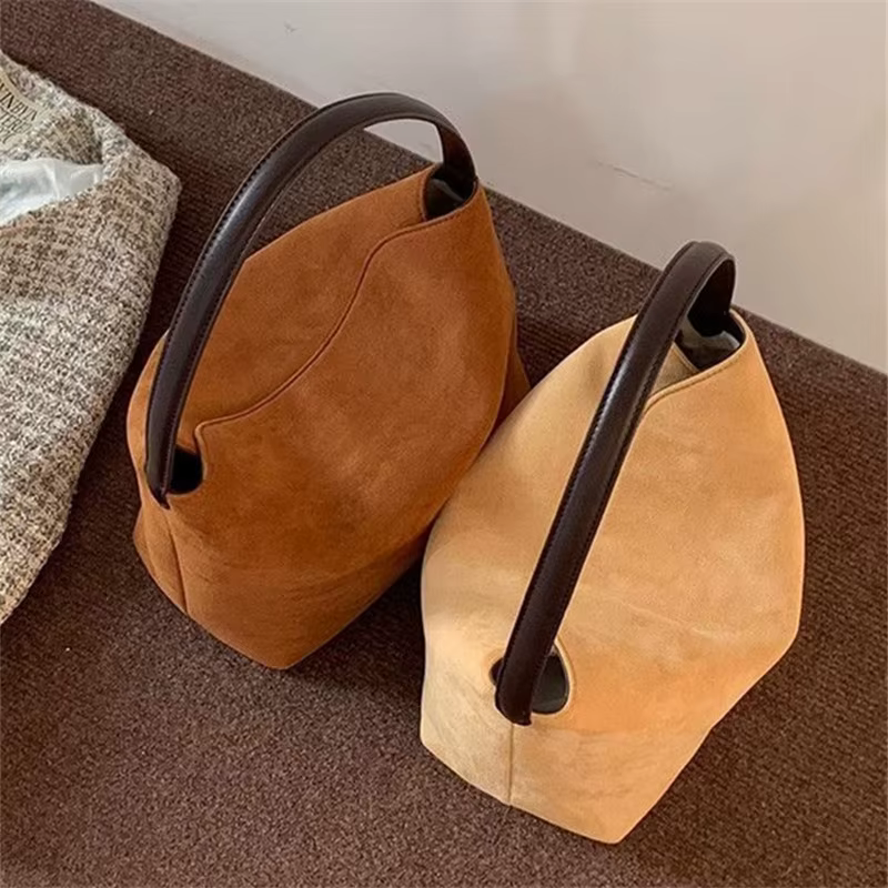 Sac Rétro en Velours pour Femme, Sac à Main Élégant, Sac Polyvalent à Porter à l'Épaule ou sous le Bras avec Boucle Magnétique, Sac Fourre-tout Mat Tendance