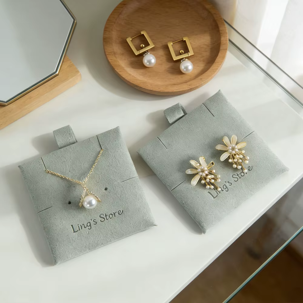 Cartes de présentation personnalisées pour bagues, boucles d'oreilles, épingles à cheveux, colliers, avec support en microfibre et étiquette suspendue, pour emballage de bijoux DIY