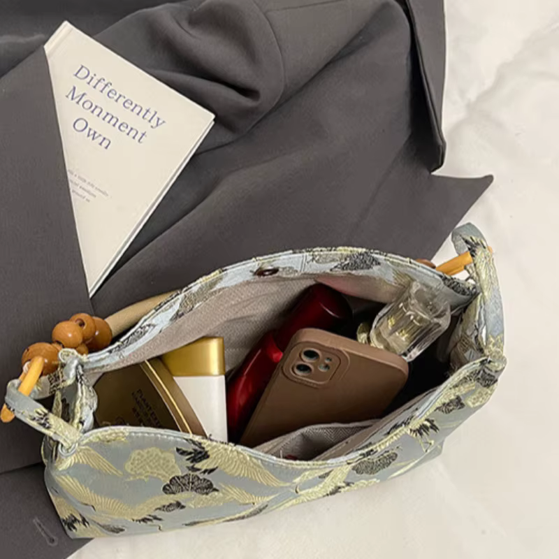 Sacs à bandoulière pour femmes, nouvelle collection printemps 2026, style ethnique brodé, avec pompons et fermoir, détails de couture, meilleures ventes