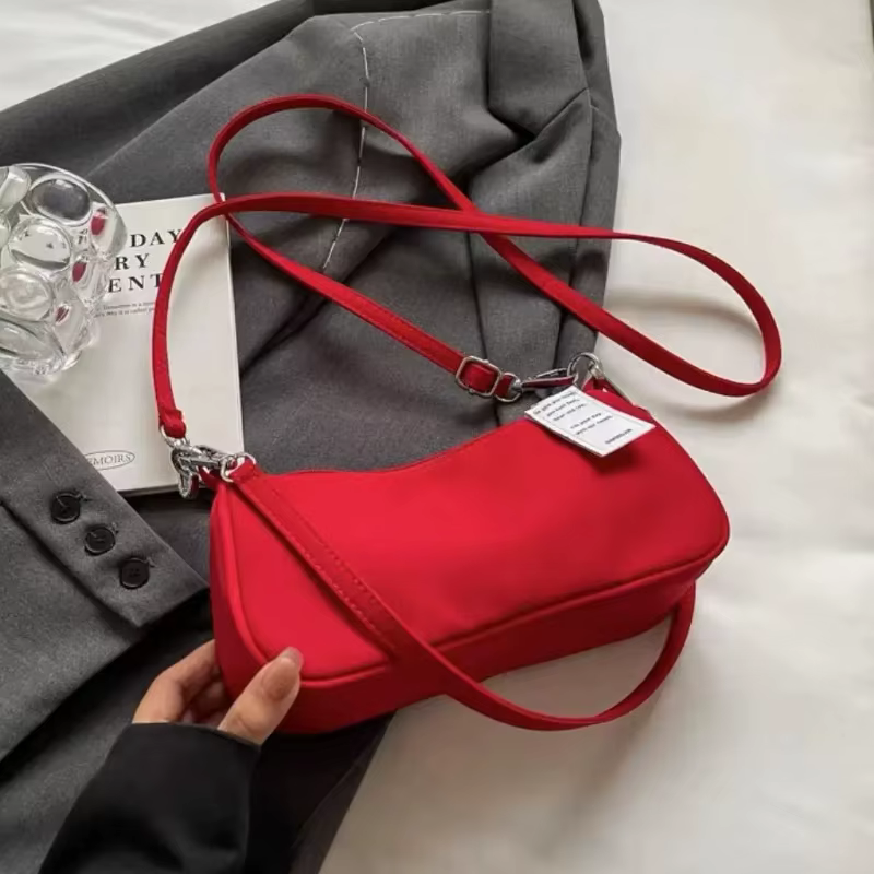 Sac à bandoulière rouge pour femmes, nouveau sac à main haut de gamme Sensation sous les bras Simple assorti pour les déplacements, sacs de styliste, 2026