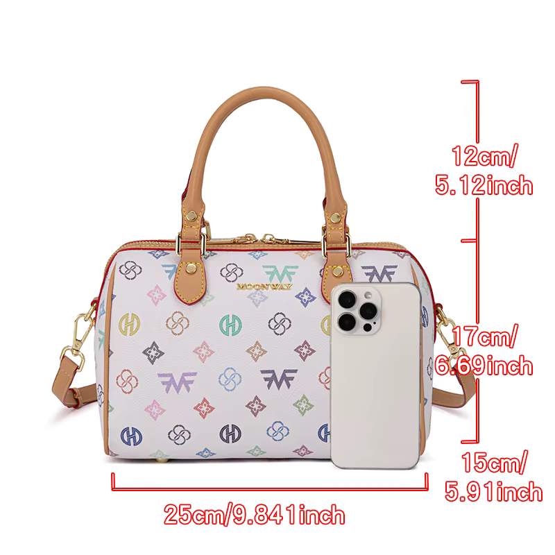 Sac à main cylindrique Boston de taille moyenne pour femme, avec un imprimé monogramme multicolore sur fond blanc, fermeture à glissière, poignée renforcée et large bandoulière réglable et amovible. D