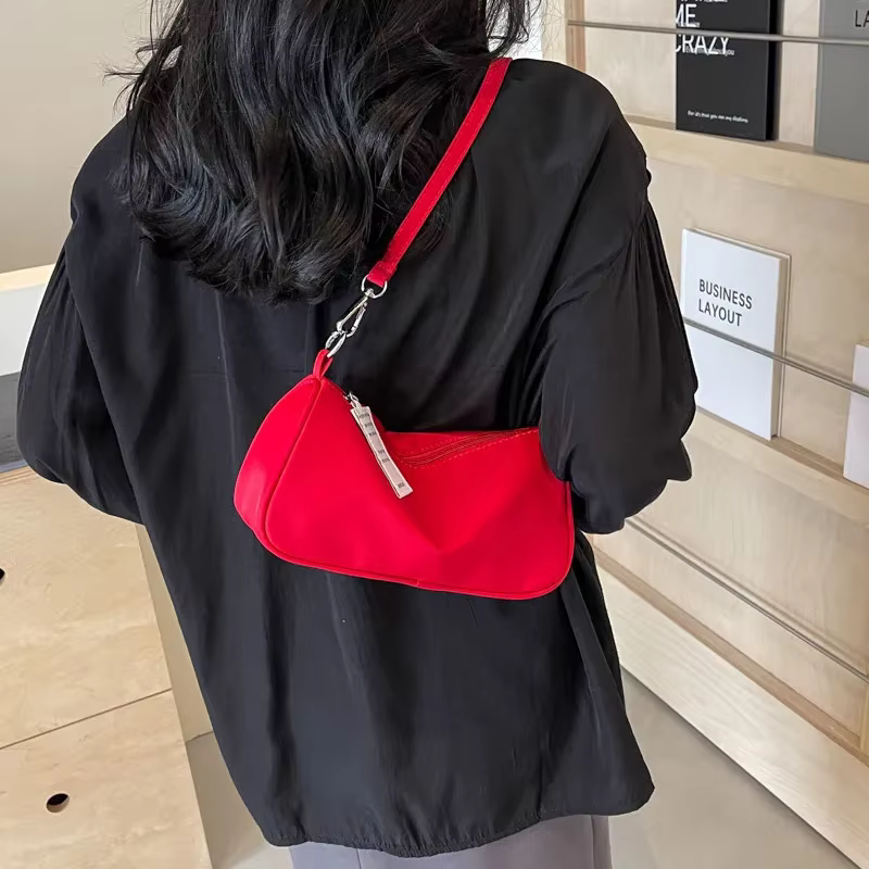 Sac à bandoulière rouge pour femmes, nouveau sac à main haut de gamme Sensation sous les bras Simple assorti pour les déplacements, sacs de styliste, 2026