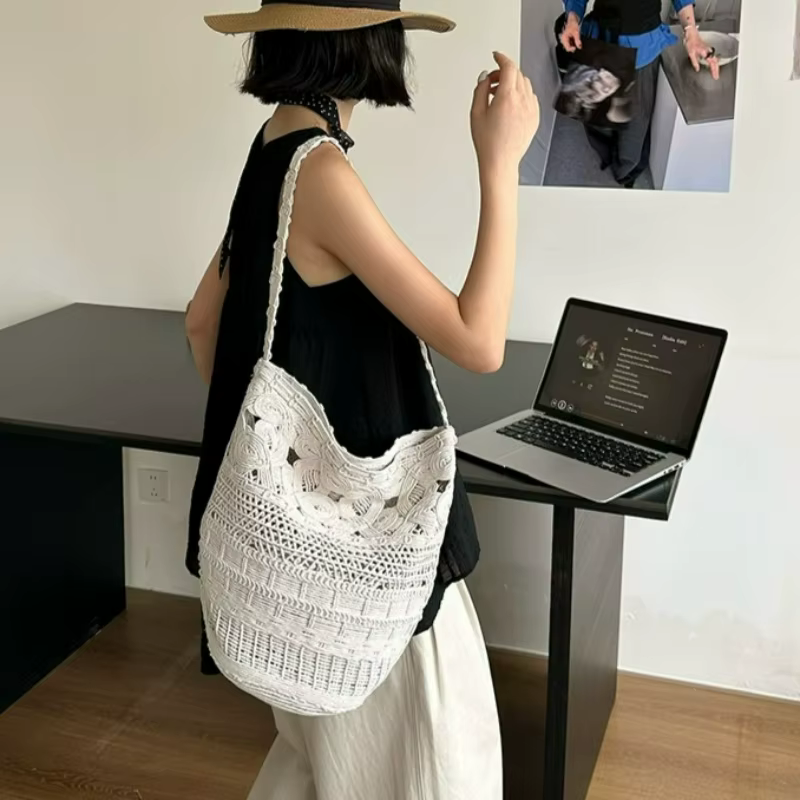 Sac de plage tissé à la main, élégamment conçu. Sac à main et portefeuille de luxe pour femmes. Sac bandoulière décontracté pour les vacances.