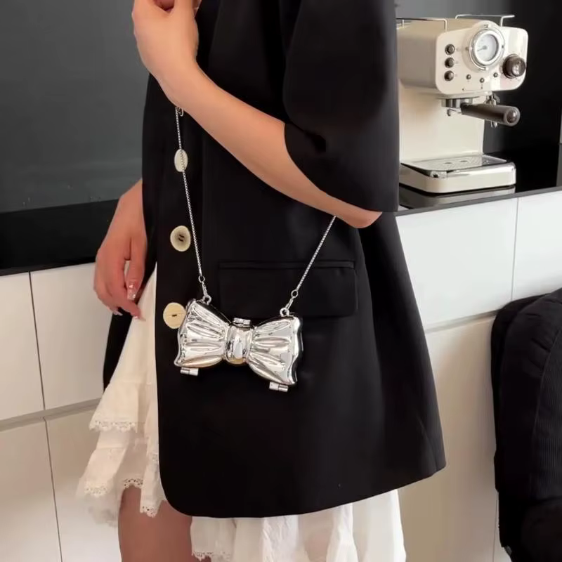 Sac à main mini de luxe en métal avec fermoir nœud, design nœud en acrylique ludique et chaîne scintillante de style européen, sac bandoulière