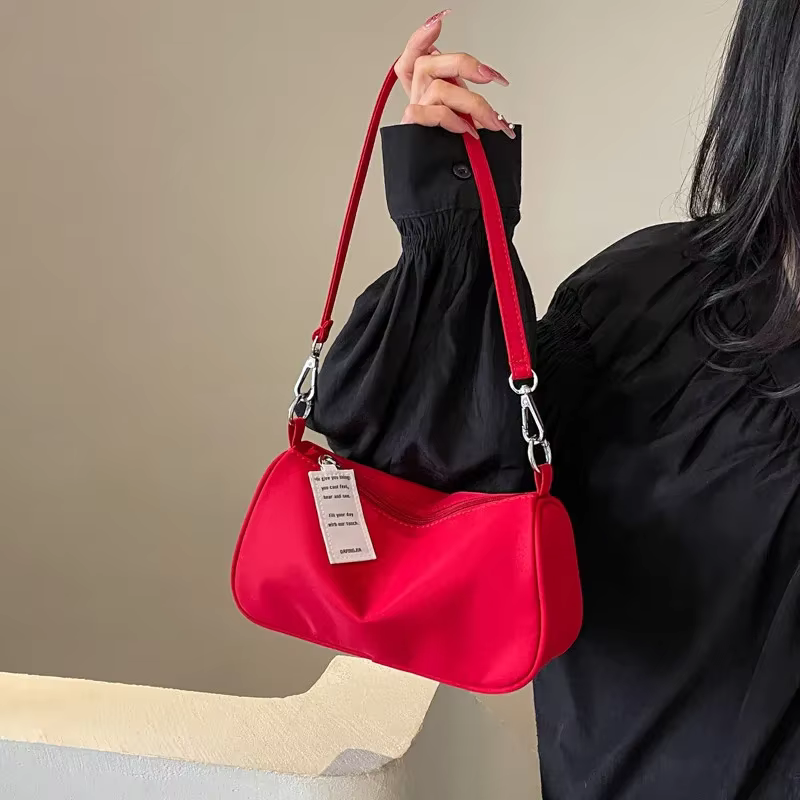 Sac à bandoulière rouge pour femmes, nouveau sac à main haut de gamme Sensation sous les bras Simple assorti pour les déplacements, sacs de styliste, 2026
