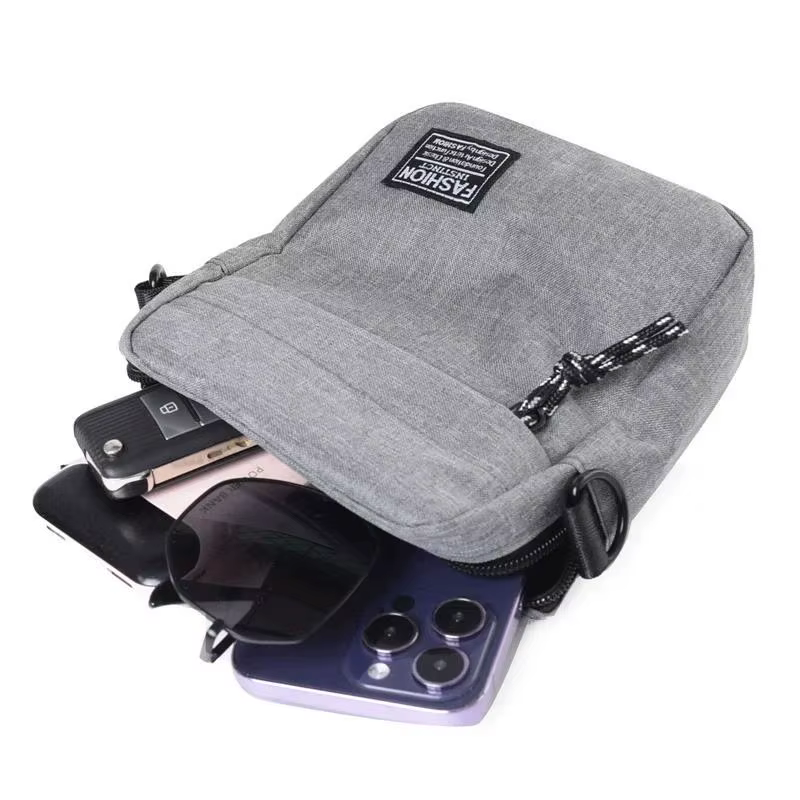 Sac pour homme, disponible en version à porter à l'épaule ou en bandoulière, adapté à un usage quotidien pendant l'école. Fabriqué en nylon