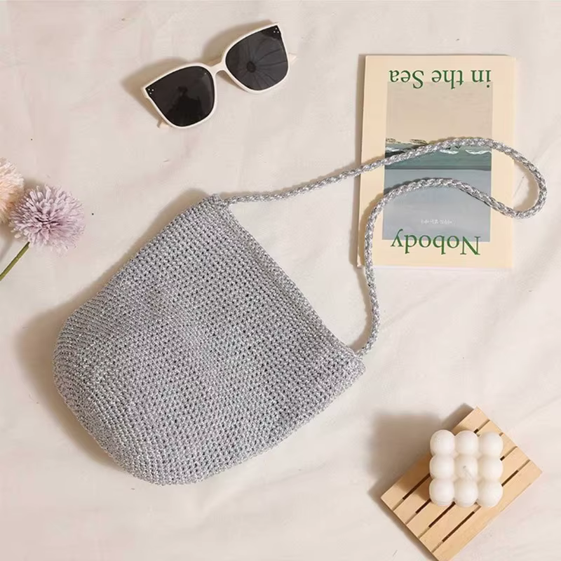 Sac seau décontracté grande capacité tressé à la main, couleur unie, design en paille avec liseré métallique, sac à bandoulière bohème fait main pour la plage