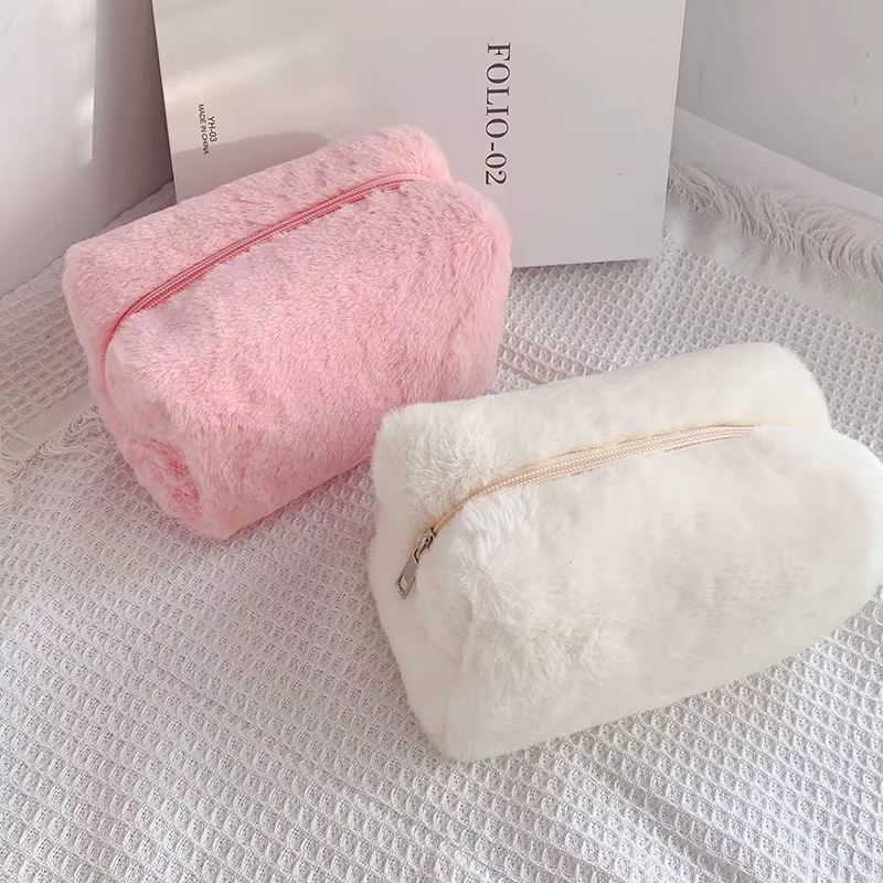 Sacs de maquillage en fourrure pour femmes, sac à cosmétiques de voyage souple, étui de rangement pour jeunes filles, trousse de maquillage nécessaire, sacs à main solides 1 pièce