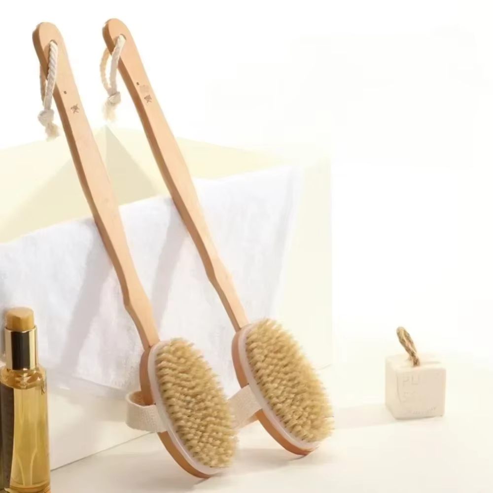 Brosse de bain naturelle avec long manche en bois