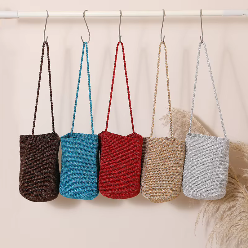 Sac seau décontracté grande capacité tressé à la main, couleur unie, design en paille avec liseré métallique, sac à bandoulière bohème fait main pour la plage