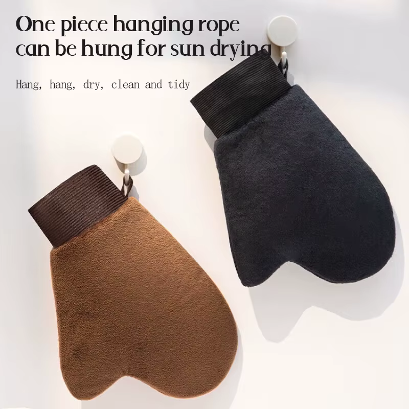 Gant auto-bronzant pour le nettoyage du corps