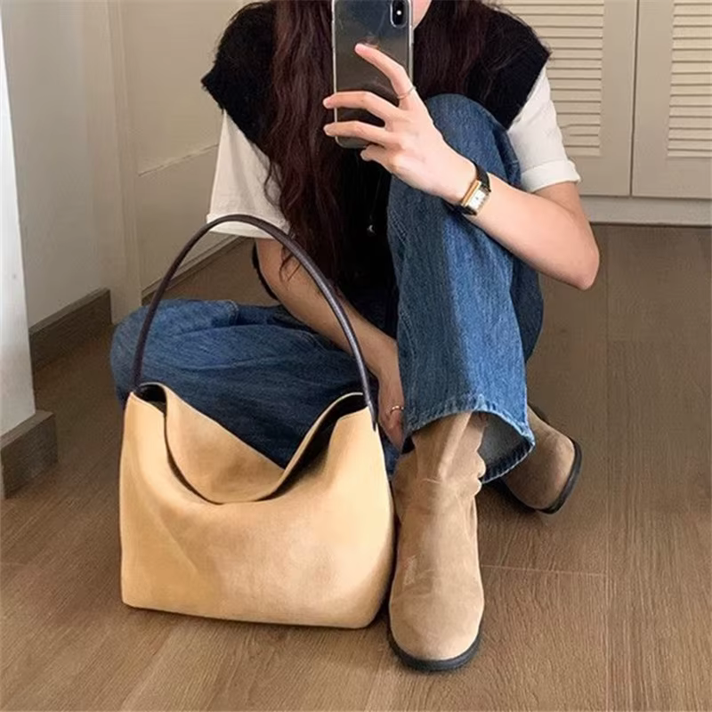 Sac Rétro en Velours pour Femme, Sac à Main Élégant, Sac Polyvalent à Porter à l'Épaule ou sous le Bras avec Boucle Magnétique, Sac Fourre-tout Mat Tendance