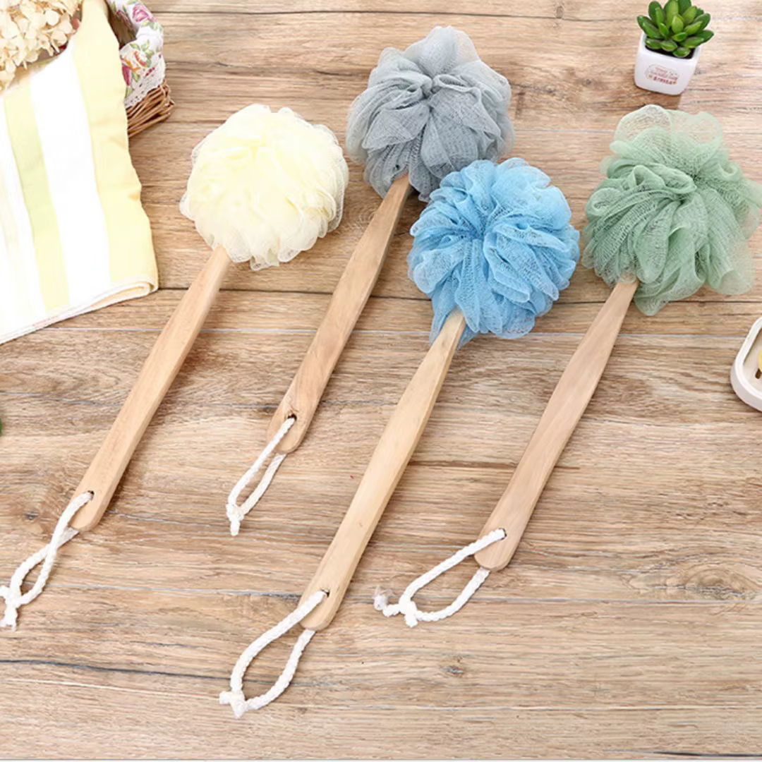 Brosse de bain avec manche en bois