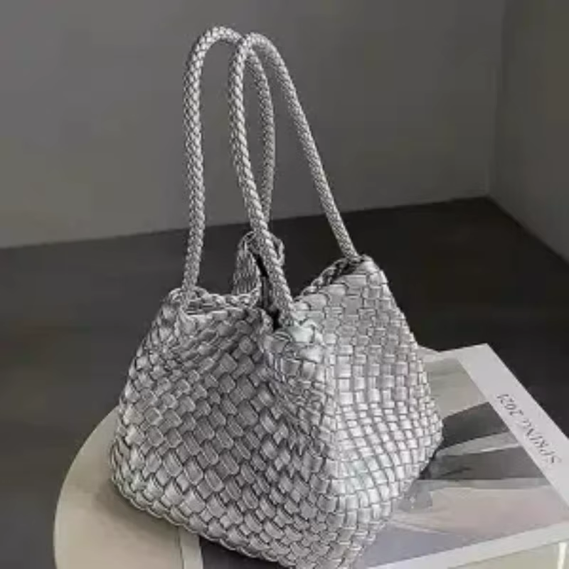 Sac à main tissé artisanal tendance, nouveau modèle, petit sac carré polyvalent pour femme, idéal pour le quotidien et les trajets, à porter à l'épaule ou sous le bras